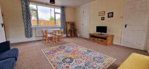 Spacious Torquay ground floor garden flat near sea
