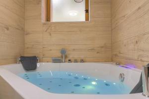 Appartements Mairie - LB - Lyon 2 - Romantic ambience with whirlpool baths : photos des chambres
