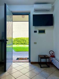 house prua a step from the lake