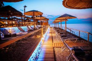 Black & White Resort