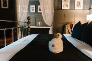 Sheddington Manor - 2 Bedroom Guest House & Cinema