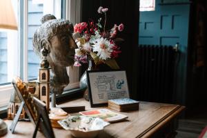 Sheddington Manor - 2 Bedroom Guest House & Cinema