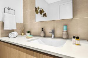 Family 2BR Near Creek, Shops, Dining & Top Attractions