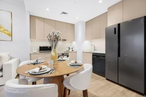 Family 2BR Near Creek, Shops, Dining & Top Attractions