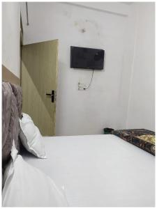 A PREMIUM HOTEL MEERA RESIDENCY # - Near Sri Krishna Janmabhoomi - Parking and Wifi Facilities - Air Conditioning Luxury Room - A Top Rated Four Star Hotel