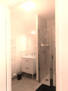 Appartements Studio Monet - Petite terrasse - Parking Privatif : photos des chambres