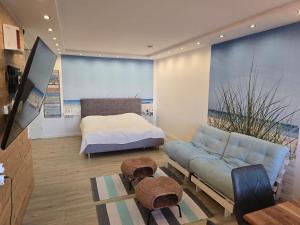 Moderne Wohnung mit Sonnenuntergang über dem Meer