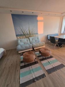 Moderne Wohnung mit Sonnenuntergang über dem Meer