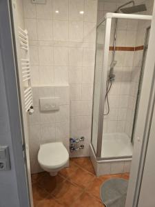 Moderne Wohnung mit Sonnenuntergang über dem Meer