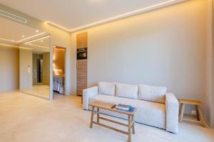 2 bedroom with terrace and garden view 2 min from beach