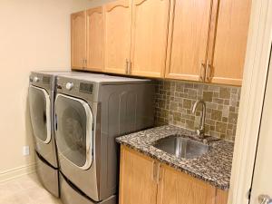 Private Bright Coach House - Near Pearson Airport & Downtown Toronto