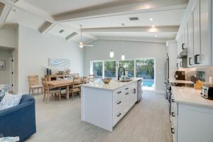 Golf Cart included! Short walk to the Beach on the Peaceful North End