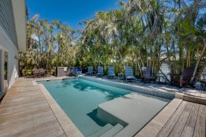 Golf Cart included! Short walk to the Beach on the Peaceful North End