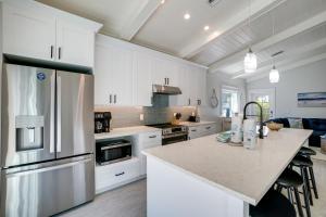 Golf Cart included! Short walk to the Beach on the Peaceful North End