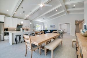 Golf Cart included! Short walk to the Beach on the Peaceful North End