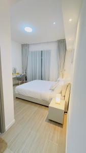JL Homez Bay Suites