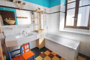 Bohemian holiday home with lake view