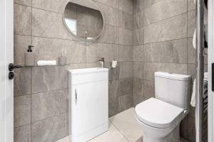 Modern & Central 1BR Flat with Sky TV