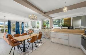 Lovely Apartment In Jezera