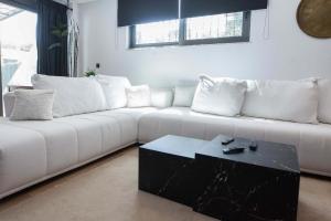 Luxury Exclusive Hot Tub Flat w Parking in Anoixi