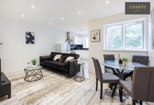 Sleek & Stylish 1BR City Centre Nr the beach, High St & Adventure Island by Luxiety Stays