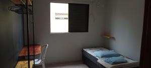 Quarto independente com cama de solteiro em suite - Homestays, Santos