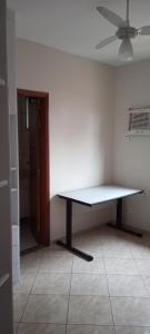 Quarto independente com cama de solteiro em suite