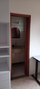 Quarto independente com cama de solteiro em suite