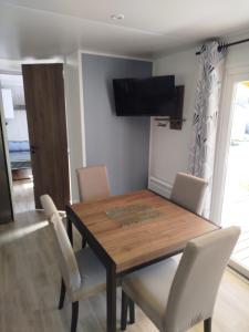 Campings MHVACANCES LOUENT PLUSIEURS MOBILHOMES DANS CAMPING 4 ETOILES PROCHE CHATEAUX et ZOO BEAUVAL : photos des chambres