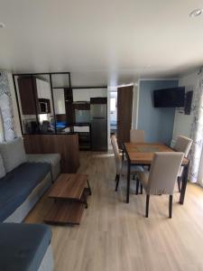 Campings MHVACANCES LOUENT PLUSIEURS MOBILHOMES DANS CAMPING 4 ETOILES PROCHE CHATEAUX et ZOO BEAUVAL : photos des chambres