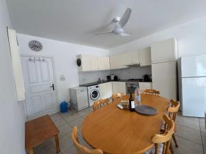 Cozy 2-bd ap near the sea!