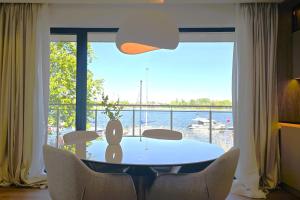 Marina Ostróda IV - super widok na jezioro, 10 m do wody, taras i balkon, winda, klima, garaż