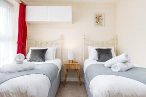 Modern and Quiet 2Bed House by FabAccommodation