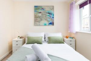 Modern and Quiet 2Bed House by FabAccommodation