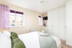 Modern and Quiet 2Bed House by FabAccommodation