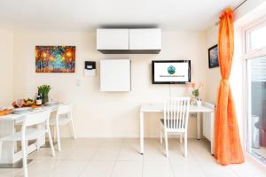 Modern and Quiet 2Bed House by FabAccommodation