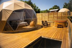 Glamping Dome, Deck Cedar Hot Tub, Mountain View - Ubytování bez kategorie ve městě Eureka Springs