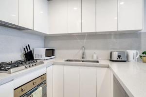 37B Abnb-Style Next to Westfield nr train and bus station with Free Parking