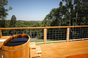 Glamping Dome, Deck Cedar Hot Tub, Mountain View