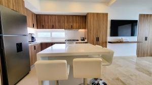 Beachfront Extra-large 1-bedroom free breakfast by Moikkarentals