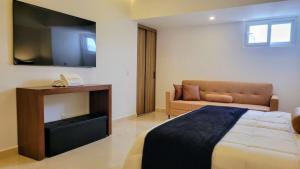 Beachfront Extra-large 1-bedroom free breakfast by Moikkarentals