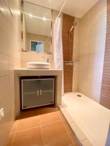 LA GRANDE MOTTE – T2 VUE MER ET PINÈDE – 4 PERSONNES – PARKING PRIVATIF