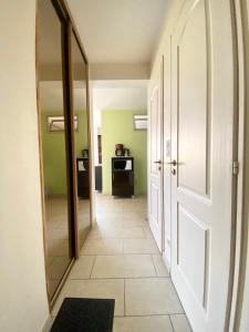 LA GRANDE MOTTE – T2 VUE MER ET PINÈDE – 4 PERSONNES – PARKING PRIVATIF