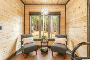 Hot tub Fire pit Games Sleeps 16 Huge Deck