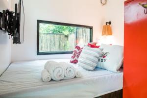VIRYA Nest Self-Service Tiny Home in Rainforest Nest - Monkeys, Bats, Pet Friendly with a Fee