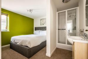 Ocean views, peace and quiet in this homely flat