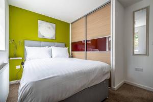 Ocean views, peace and quiet in this homely flat