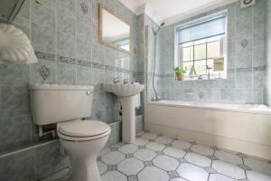 Ocean views, peace and quiet in this homely flat