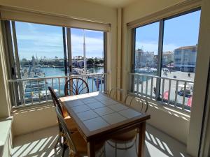 Cap dAgde F3 belle vue port avec Garage Piscine Climatisation