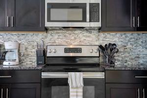 8BR Resort Pool Home Near Disney - Family Friendly